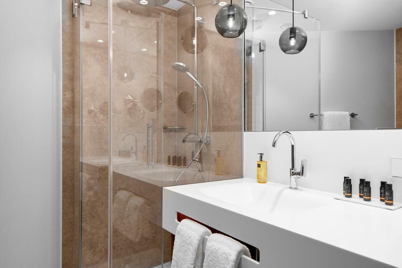 Hyperion Hotel Muenchen Экстерьер фото A shower enclosure